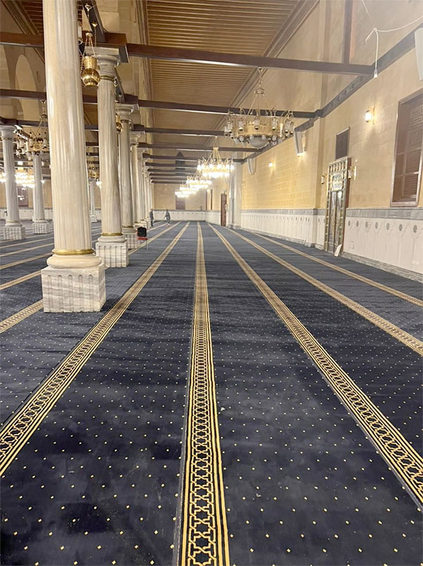 مسجد الإمام الحسين يتزين لاستقبال المصلين