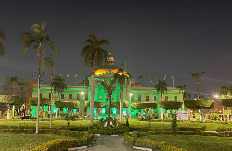  إضاءة قبة جامعة القاهرة باللون الأخضر احتفالًا باليوم العالمي للأرض
