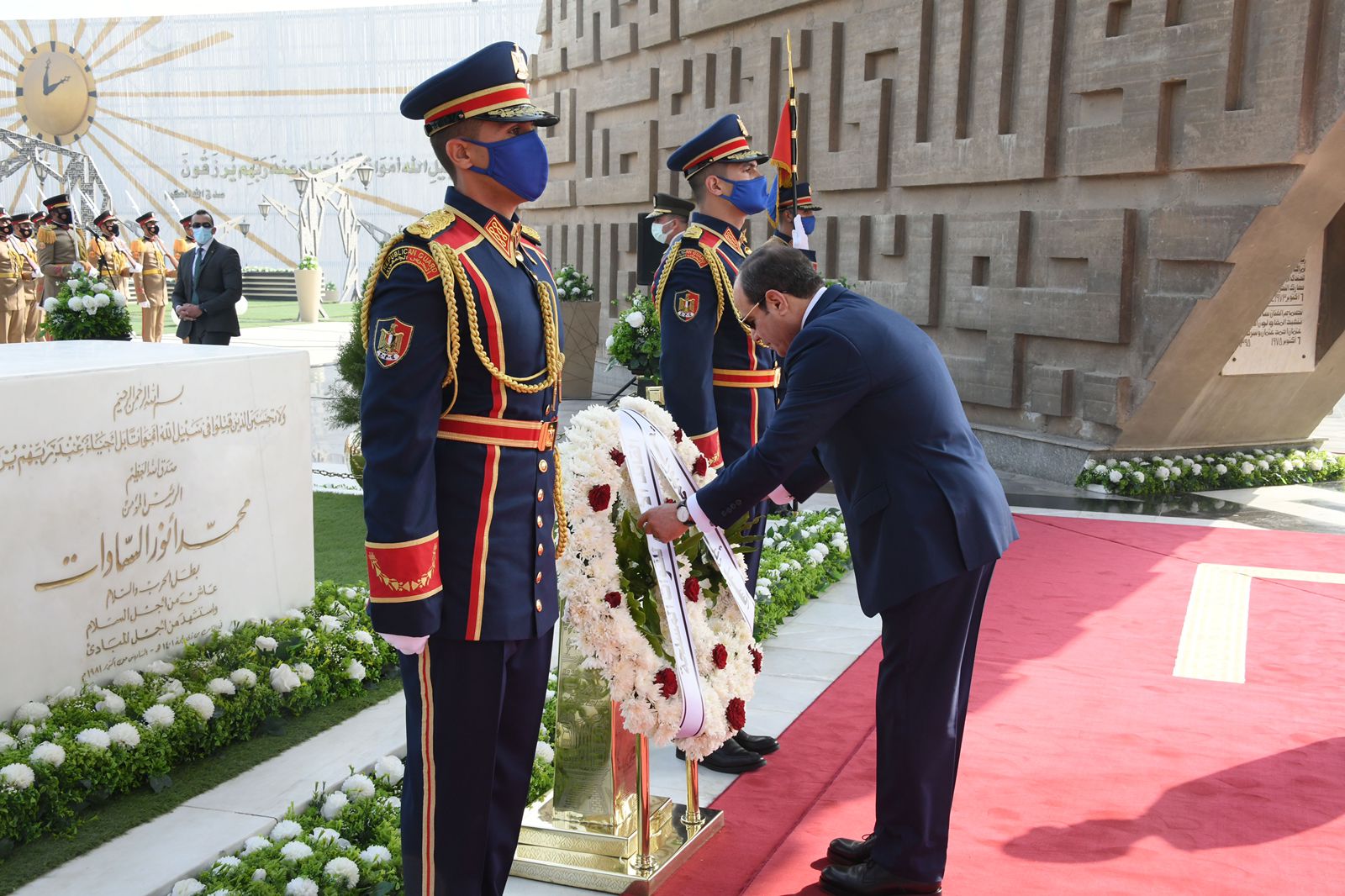 الرئيس السيسى يضع إكليل الزهور على قبر الراحل أنور السادات