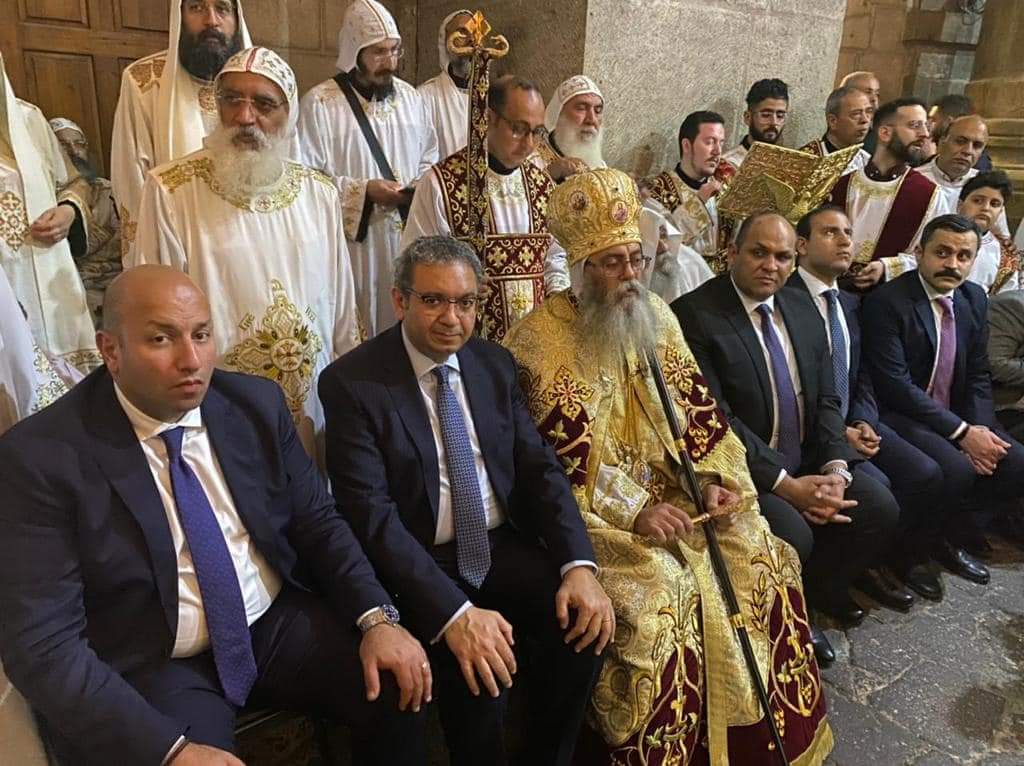 سفير مصر في تل أبيب يشارك في قُداس عيد القيامة