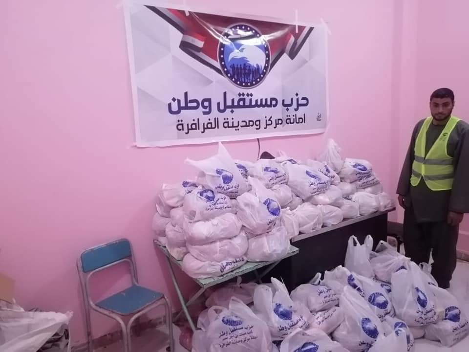 توزيع ٨٠٠ كرتونة مواد غذائية رمضانية بالفرافرة احتفالا بليلة القدر