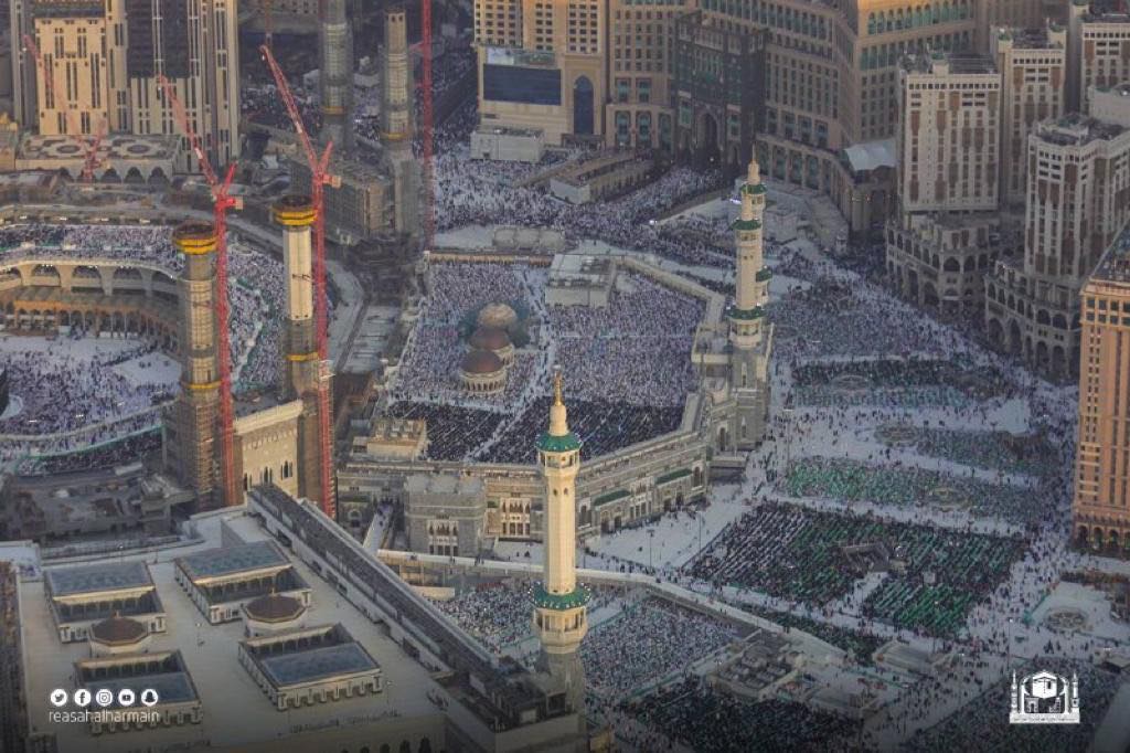الملايين تشارك في صلاة التراويح وختم القران بالمسجد الحرام