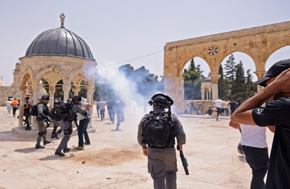 مُستوطنون يقتحمون الأقصى وقوات الاحتلال تهدم مسجدًا بالضفة الغربية