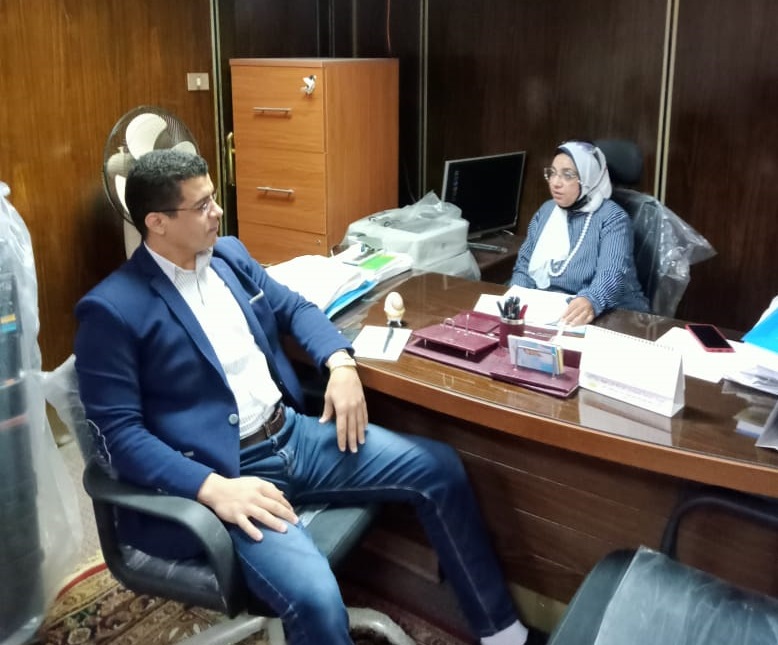 الدكتورة هدى رجب مدير مركز الزراعات التعاقدية بوزارة الزراعة مع الزميل علاء عبد الحسيب