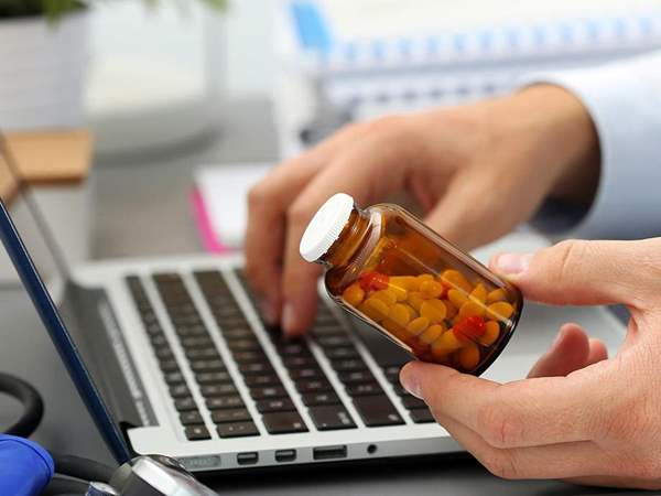  جرعات الموت تهدد صحة المواطنين تزايد خطر صرف الأدوية عبر الإنترنت ومطالب بقانون لردع المتورطين 