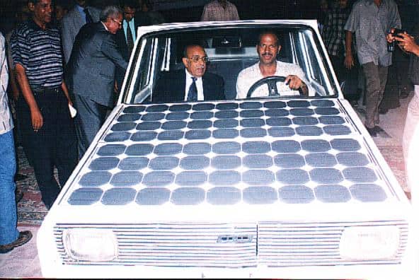 ورحل ;مخترع الصعيد; وبقيت ;شمسون; وفاة عادل الدنقلاوي صاحب أول سيارة مصرية بالطاقة الشمسية| صور