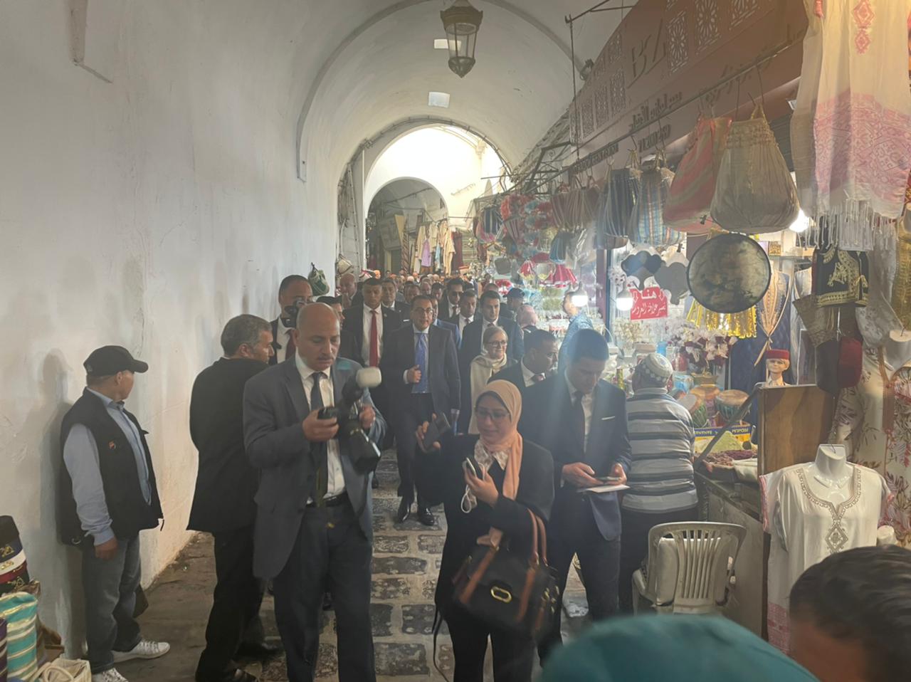  جولة تفقدية لرئيس الوزراء بشوارع تونس
