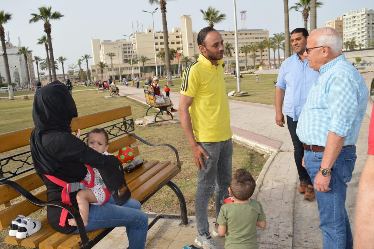 محافظ بورسعيد يلتقي المواطنين بميدان الشهداء