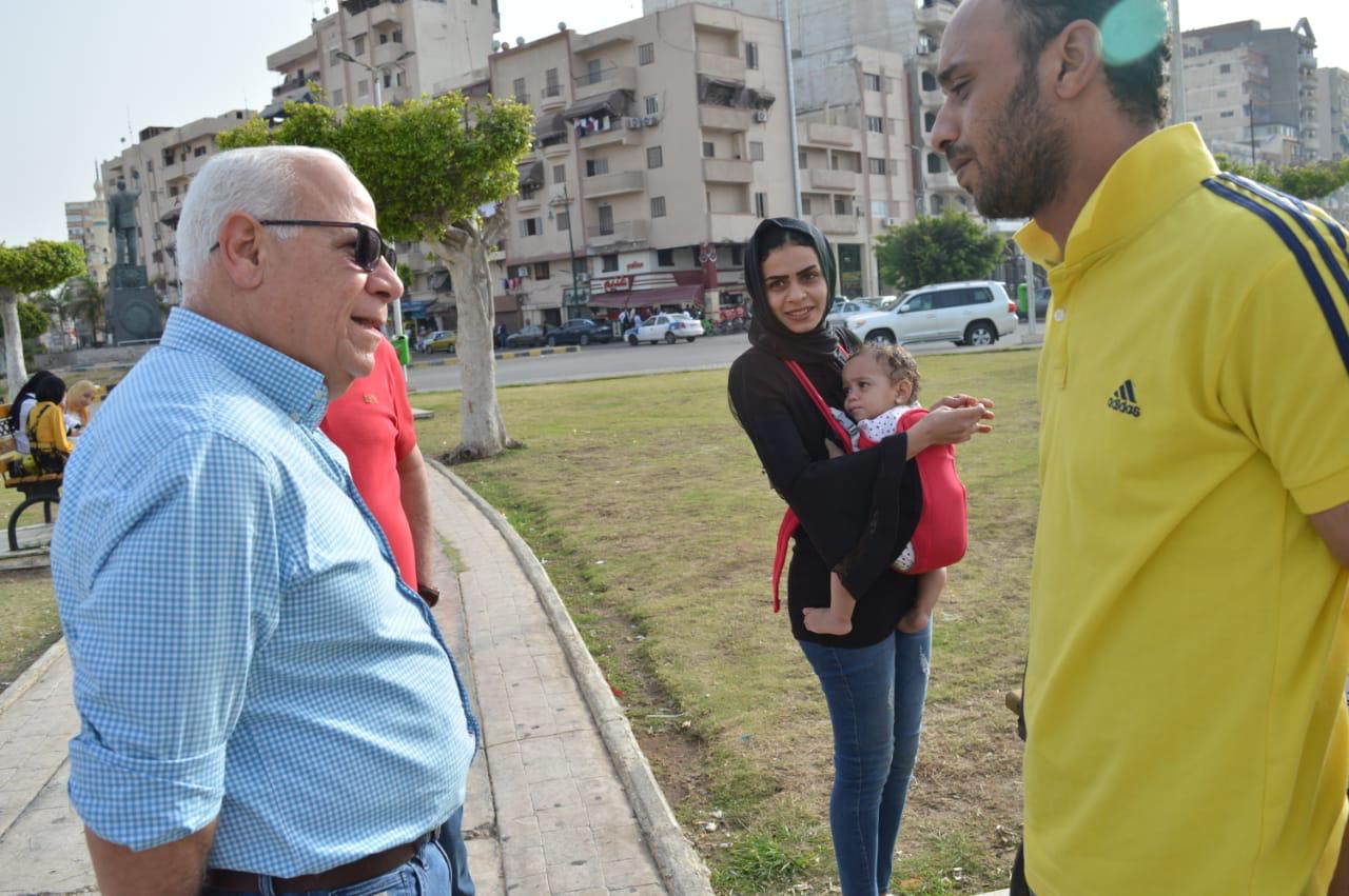 محافظ بورسعيد يلتقي المواطنين بميدان الشهداء