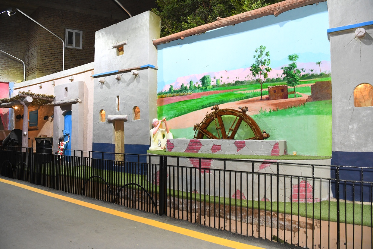محافظ قنا يفتتح جدارية تحاكى تراث الريف القديم