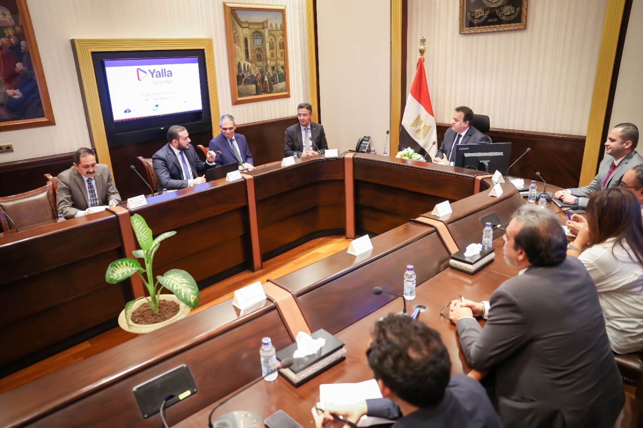 وزير التعليم العالي يعقد اجتماعًا مع رئيس الهيئة القومية للبريد المصري | صور