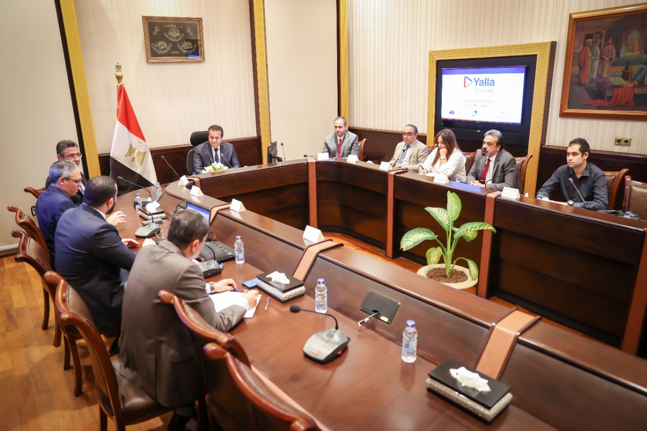 وزير التعليم العالي يعقد اجتماعًا مع رئيس الهيئة القومية للبريد المصري