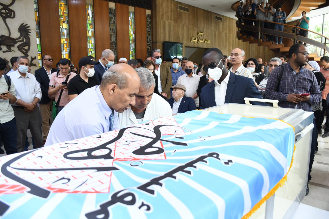  علم الأهرام يغطي جثمان الراحل صلاح منتصر