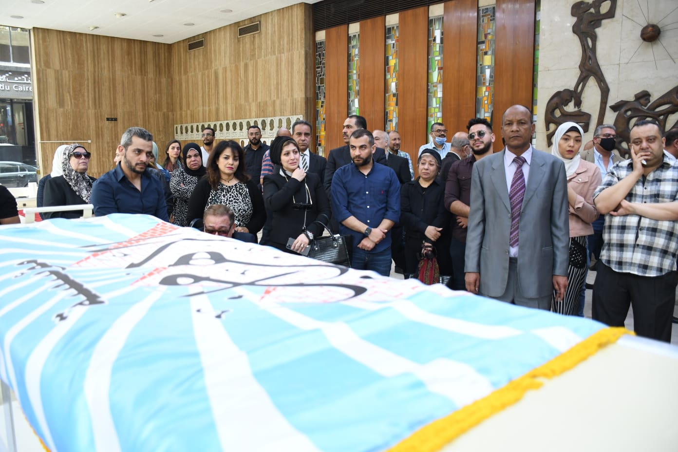  علم الأهرام يغطي جثمان الراحل صلاح منتصر