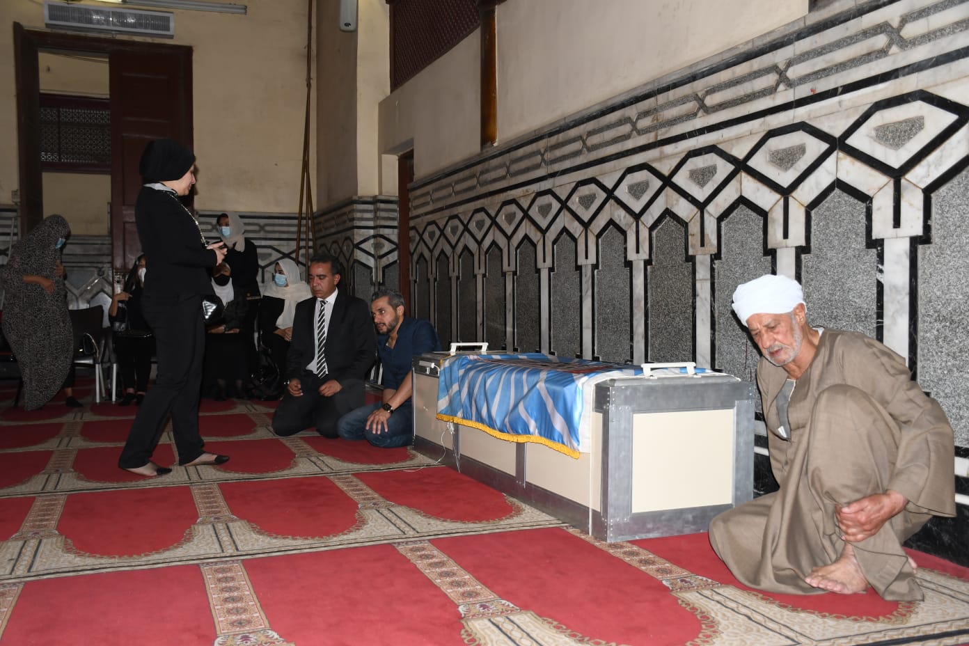 جثمان الكاتب صلاح منتصر يصل مسجد عمر مكرم