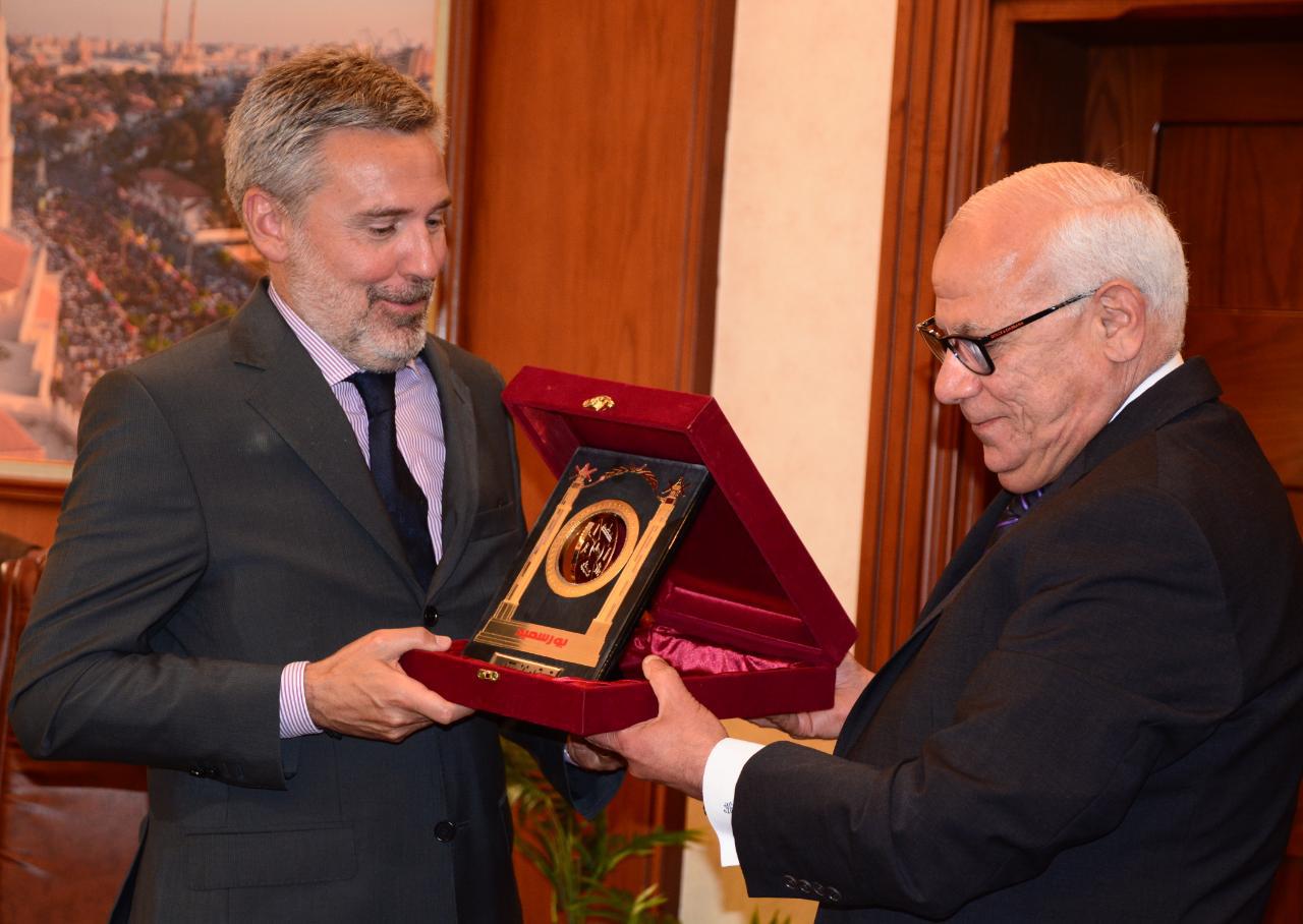 محافظ بورسعيد  خلال مباحثاته مع سفير ايطاليا بالقاهرة