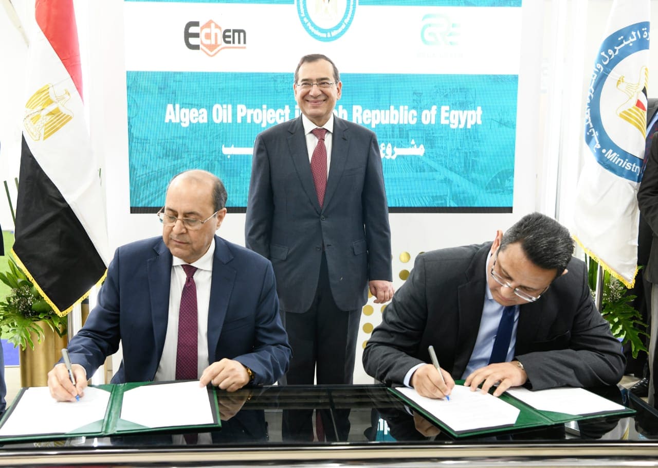 اتفاقية مصرية إماراتية لإنتاج زيت الطحالب بحضور الملا 