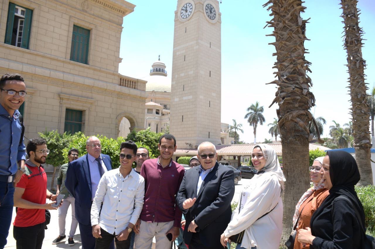 (الخشت) مع طلاب جامعة القاهرة