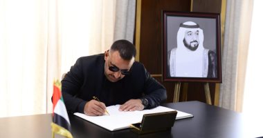  أحمد السقا يقدم واجب العزاء فى الشيخ خليفة بن زايد بسفارة الإمارات