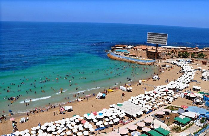 أسعار الشواطئ والشقق وفنادق الإقامة في الإسكندرية | تفاصيل