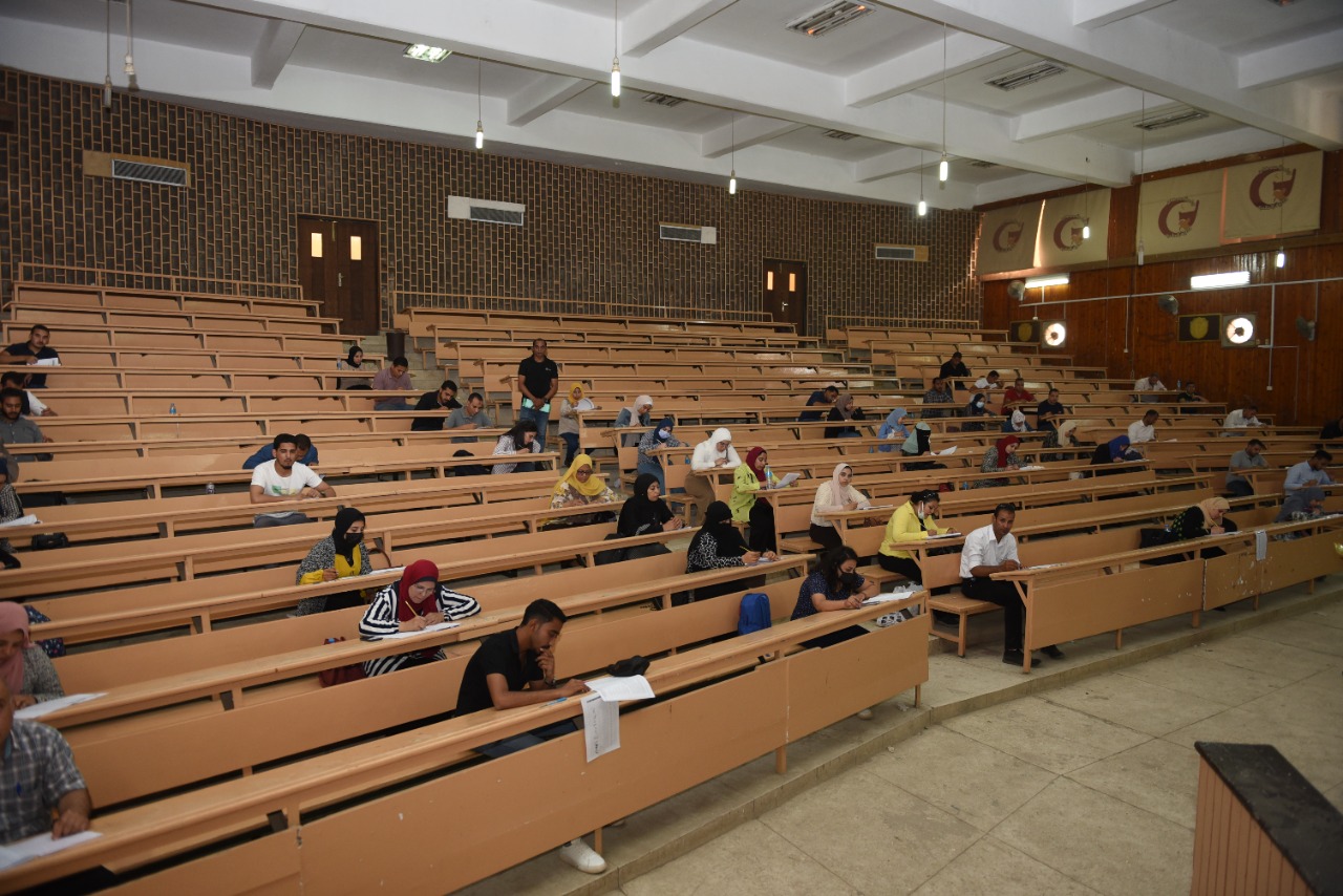  طالبًا يؤدون امتحانات القبول ببرنامج التعليم المدمج بجامعة سوهاج | صور 