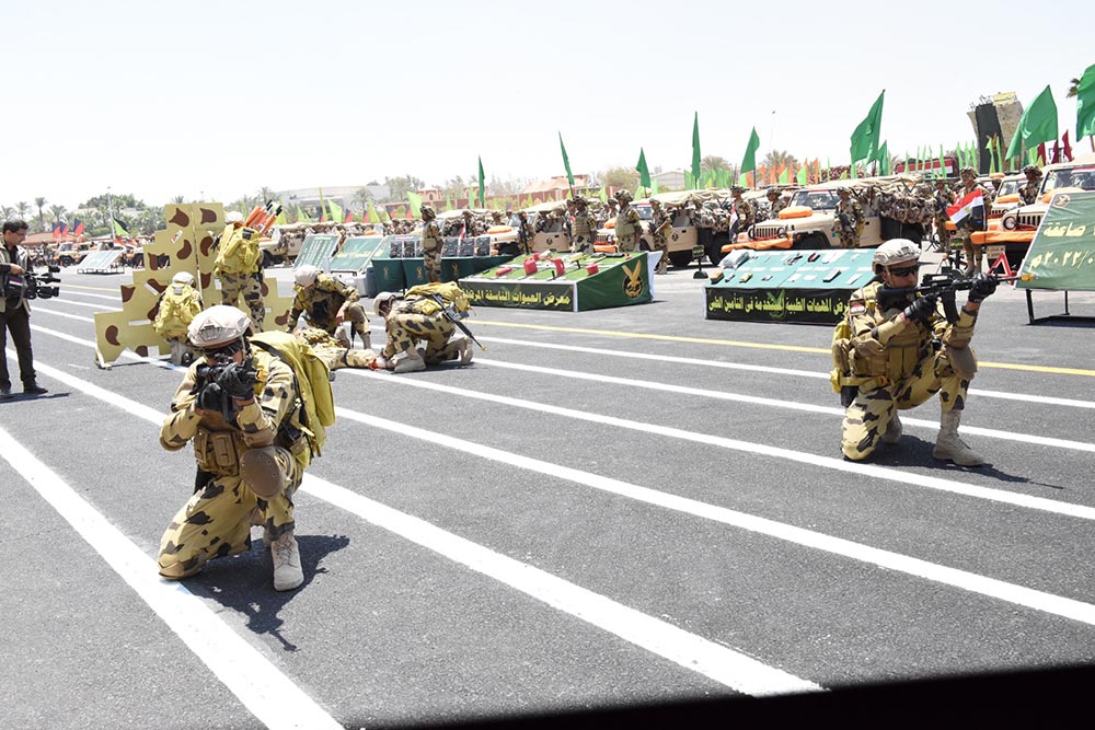 الفريق أسامة عسكر يشهد إجراءات تفتيش الحرب لإحدى وحدات قوات الصاعقة 