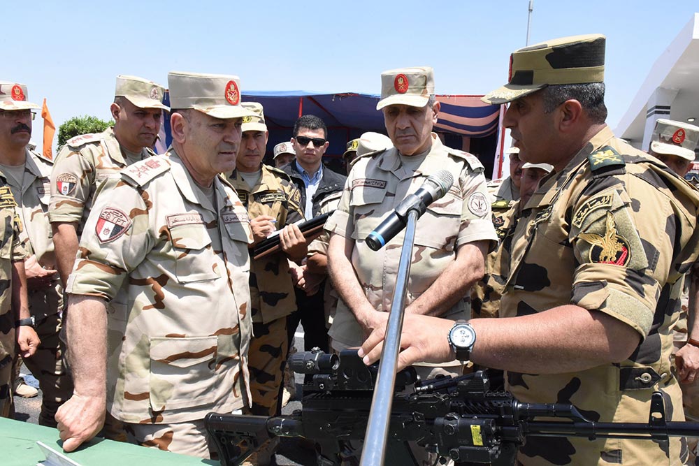 الفريق أسامة عسكر يشهد إجراءات تفتيش الحرب لإحدى وحدات قوات الصاعقة 