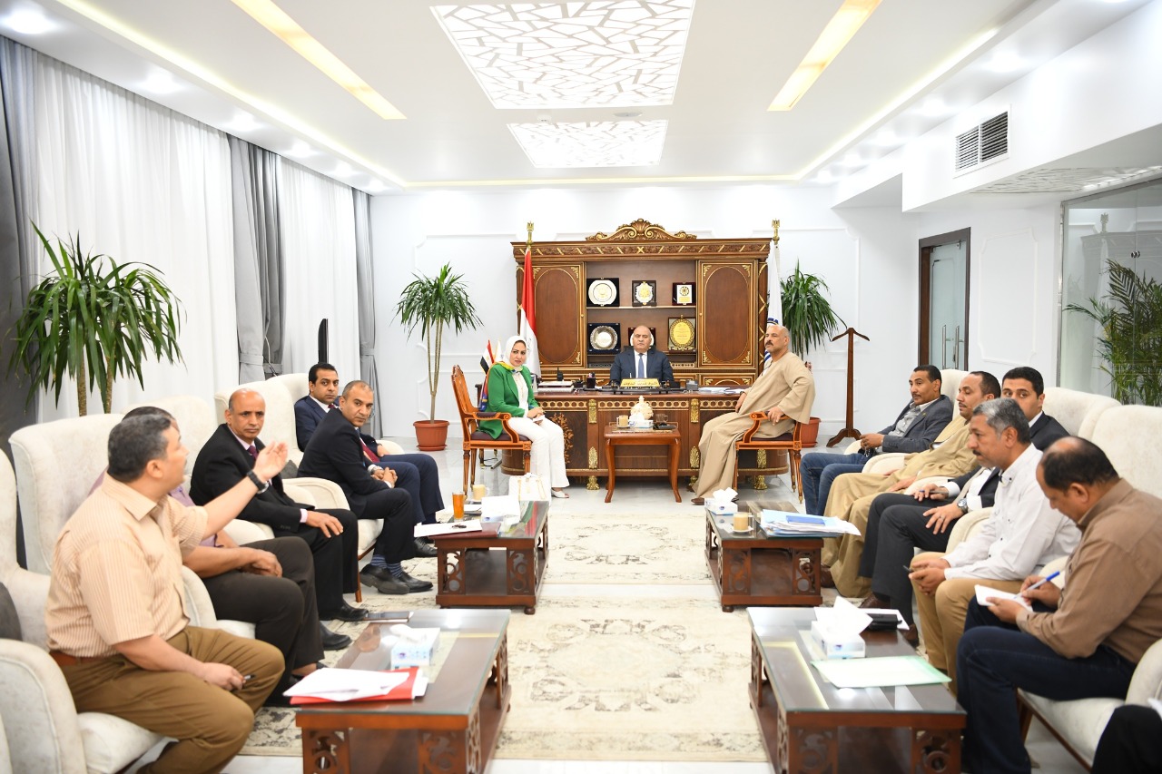 محافظ قنا يلتقي أعضاء مجلسي النواب والشيوخ | صور - بوابة الأهرام