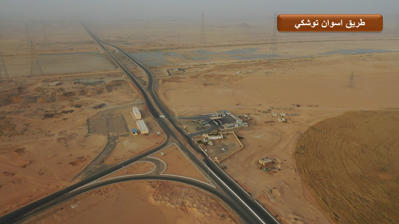 وزير النقل خلال تفقده أعمال مشروع تطوير طريق الصعيد الصحراوي الغربي