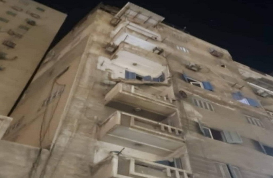 إصابة شخصين في انهيار شرفة عقار بمنطقة ميامي بالإسكندرية | صور