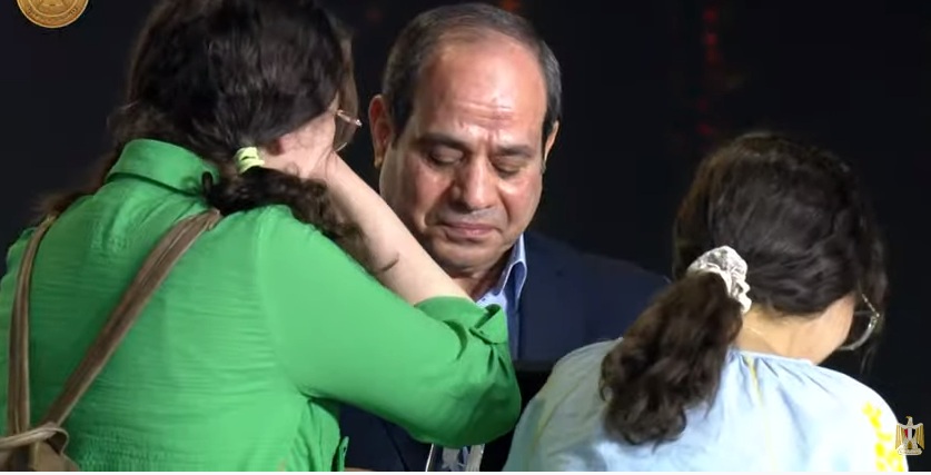 تأثر الرئيس السيسي ببكاء ابنة أحد الشهداء خلال تكريم والدها باحتفالية عيد الفطر المبارك