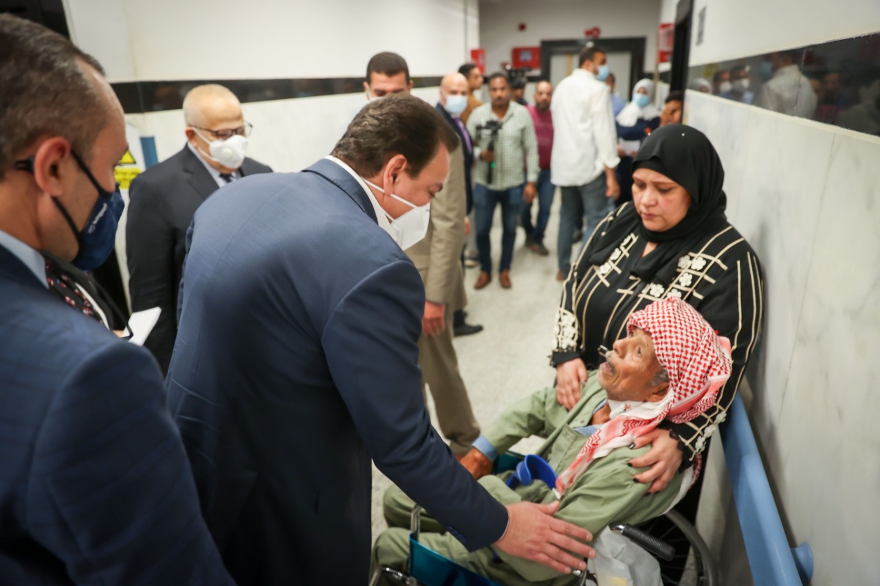القائم بأعمال وزير الصحة خلال تفقده مبنى الاستقبال والطوارئ قصر العيني