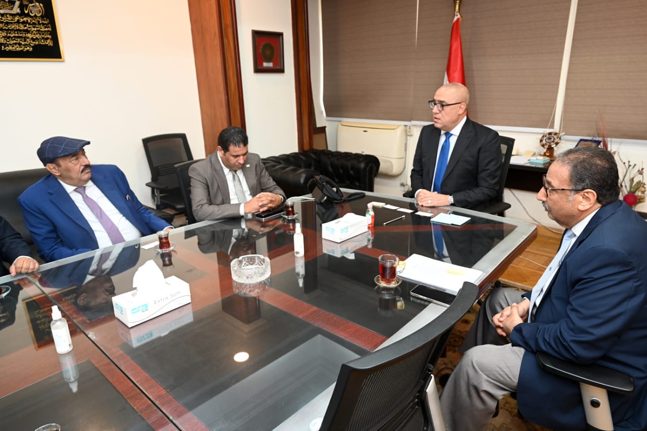 وزير الإسكان يلتقى رئيس مجلس الأعمال اليمني في مصر لبحث فرص التعاون المشترك
