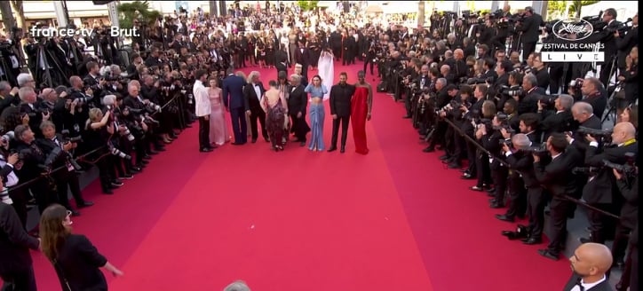 نيكولا معوض على السجادة الحمراء بجانب إدريس ألبا وتيلدا سوينتون خلال عرض فيلمهم بمهرجان كان | صور