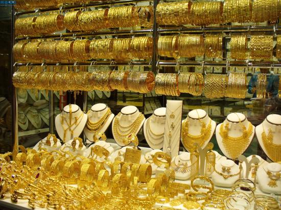 الذهب يوسع مكاسبه والدولار يهبط أدنى مستوى في شهر