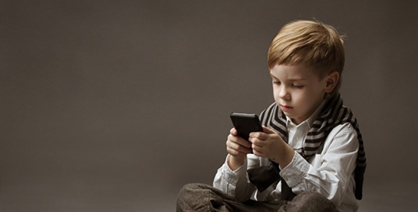 مخاطر جسيمة للهواتف الذكية على قدرات طفلك العقلية