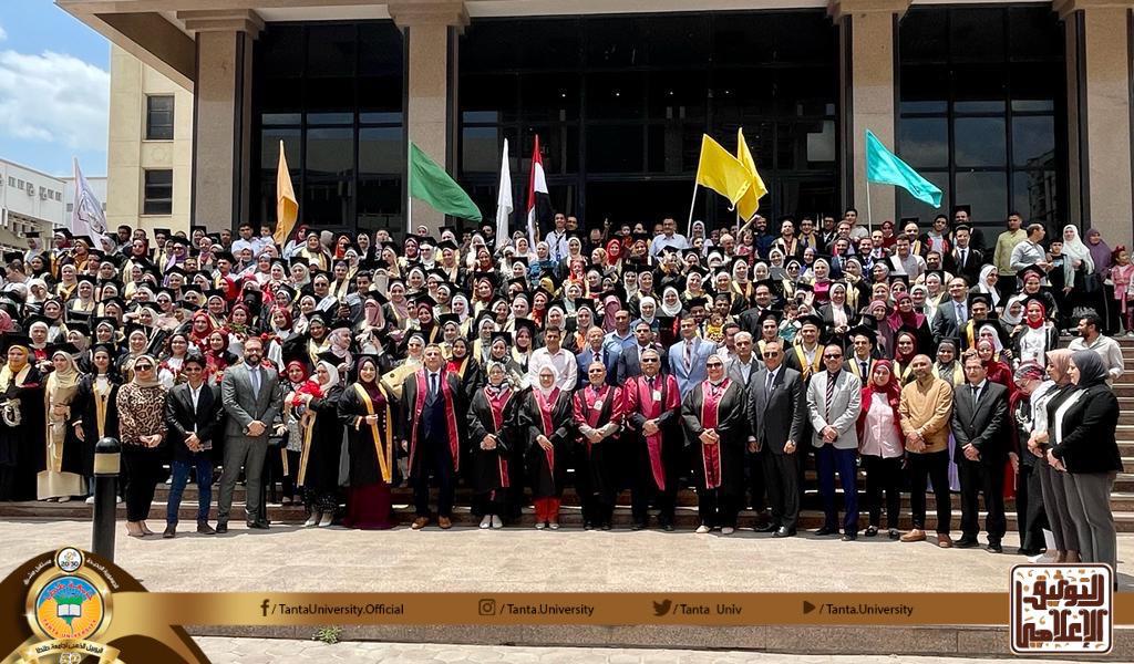 رئيس جامعة طنطا يشهد حفل تخريج دفعات جديدة بـ ;كلية الصيدلة; | صور