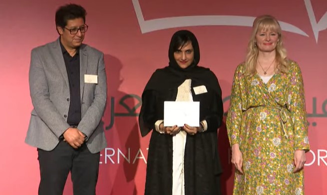  تسليم كُتاب القائمة القصيرة جوائزهم بحفل جائزة البوكر بأبو ظبي 