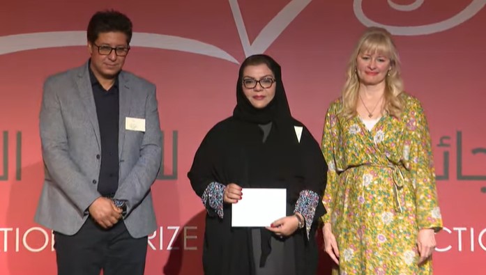  تسليم كُتاب القائمة القصيرة جوائزهم بحفل جائزة البوكر بأبو ظبي 