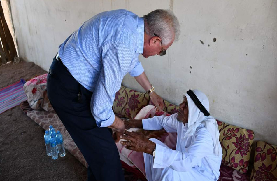 تجاوز  عاما محافظ جنوب سيناء يزور كبير معمري دهب ويقدم له الهدايا | صور 