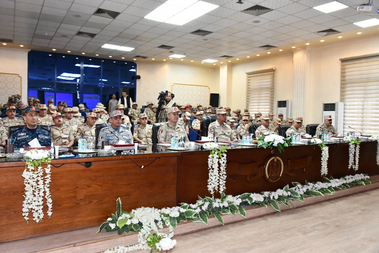 وزير الدفاع يشهد المرحلة الرئيسية لمشروع مراكز القيادة التعبوى (خالد - 20 )
