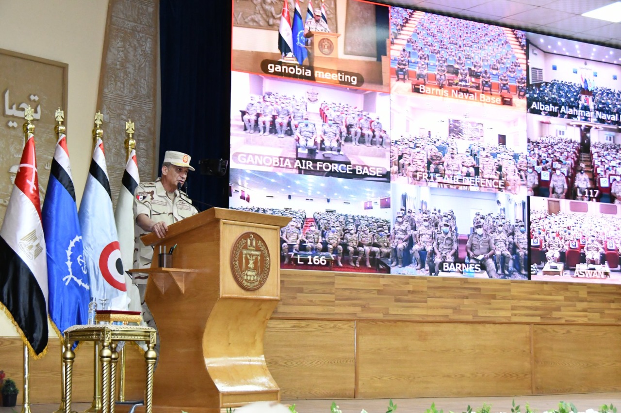 وزير الدفاع يشهد المرحلة الرئيسية لمشروع مراكز القيادة التعبوى (خالد - 20 )