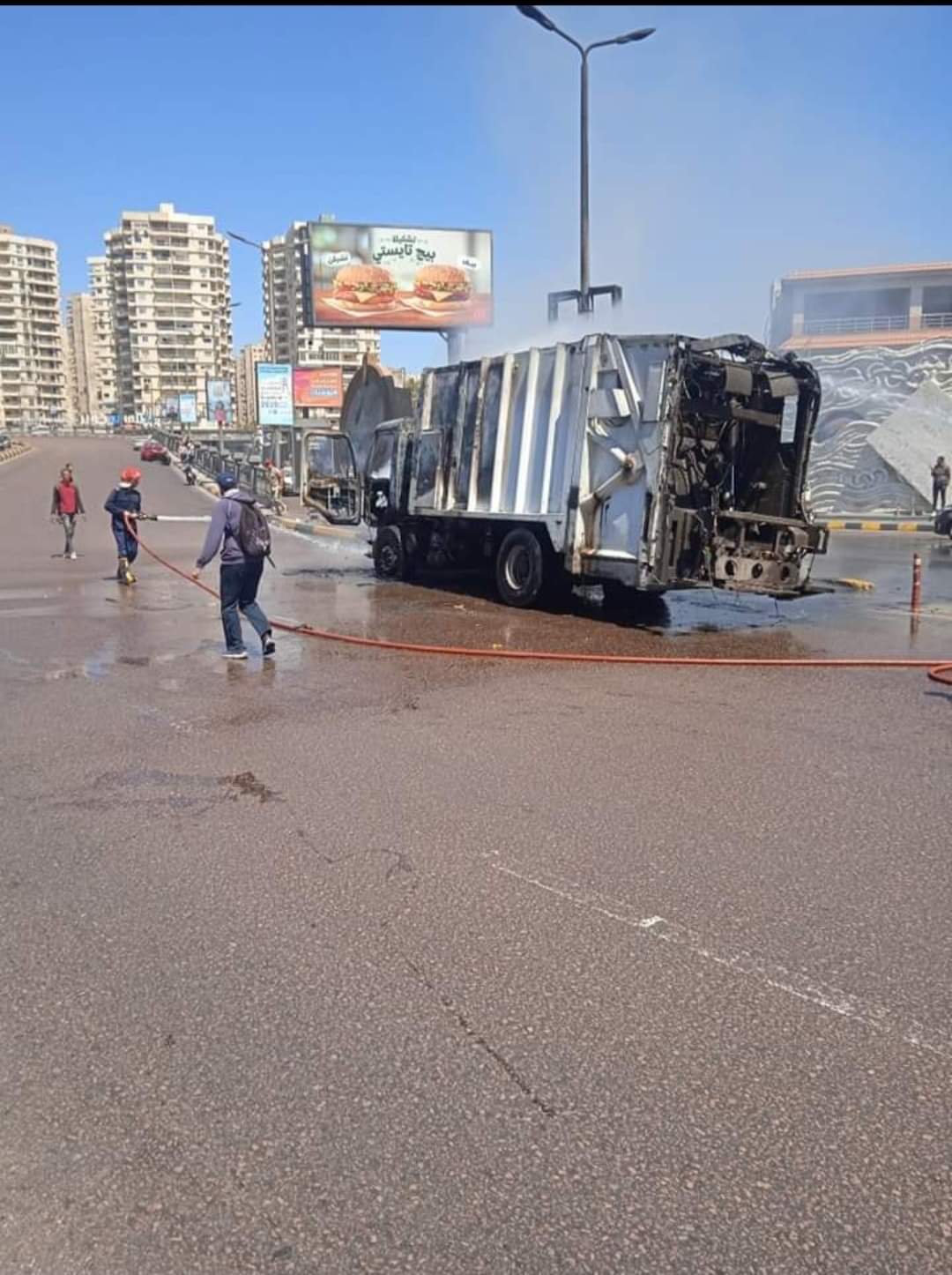السيطرة على حريق بسيارة جمع قمامة على كورنيش الإسكندرية
