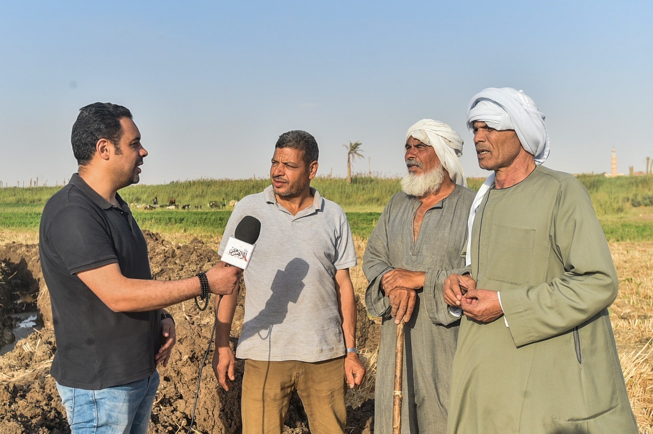محرر بوابة الأهرام خلال حديثه مع أهالي القرية