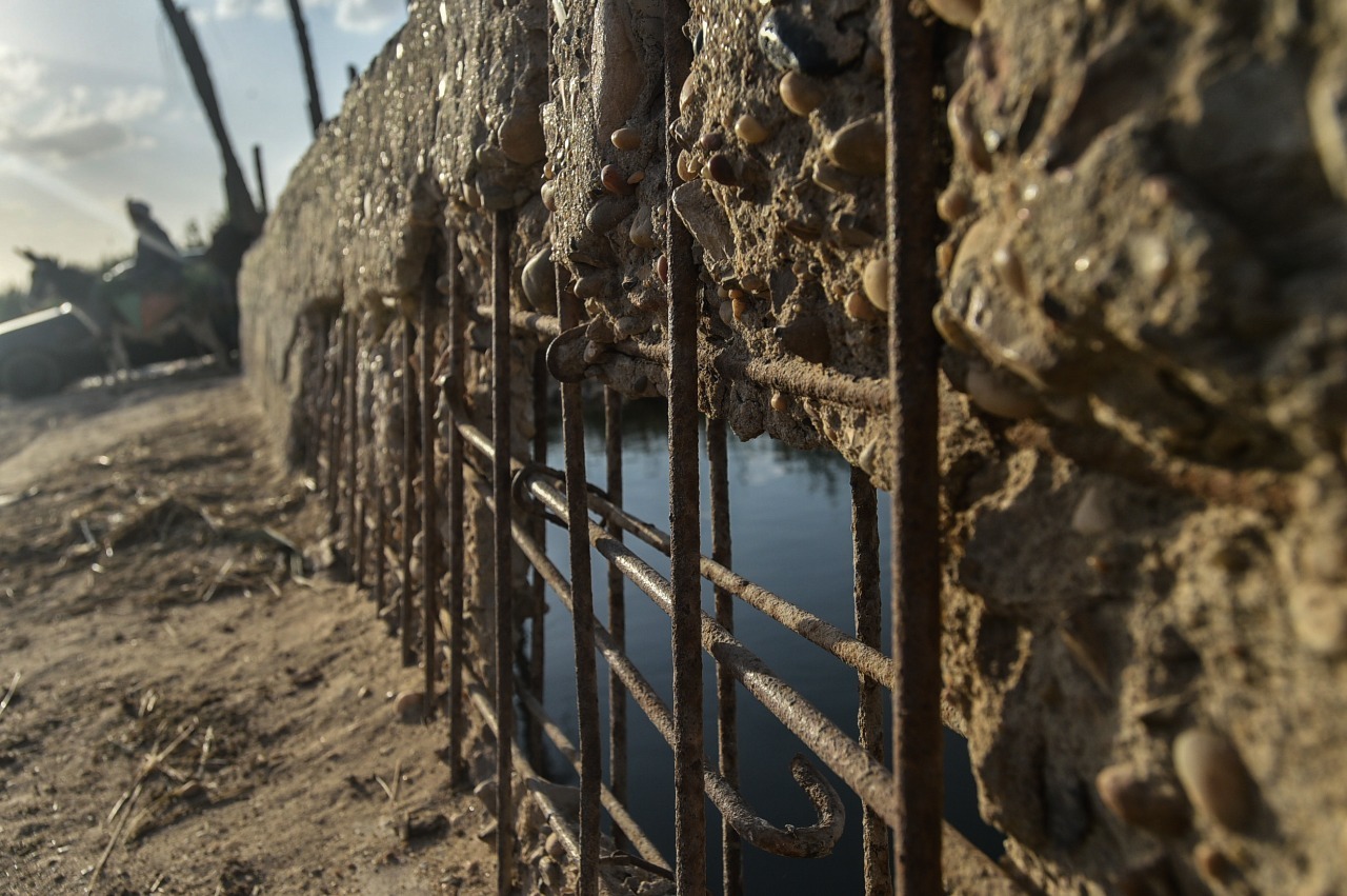 مشكلة مصارف المياه تهدد الأراضي الزراعية بقرية عرب العيايدة