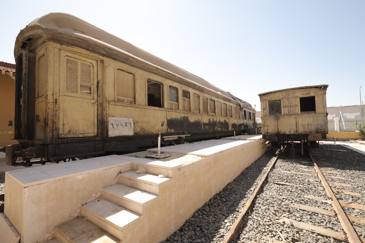 انضمام عربتي قطار سكة حديد تاريخي لمقتنيات المتحف العالمي لقناة السويس | صور
