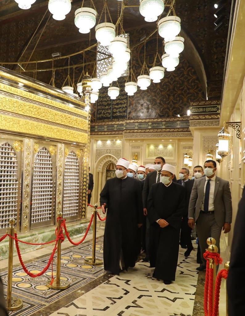 جانب من جولة الإمام الأكبر بمسجد الحسين 