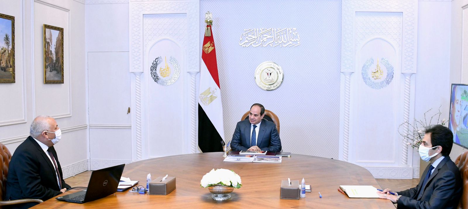 الرئيس السيسي يجتمع مع محافظ الوادي الجديد ويطلع على الموقف التنفيذي للمشروعات بالمحافظة