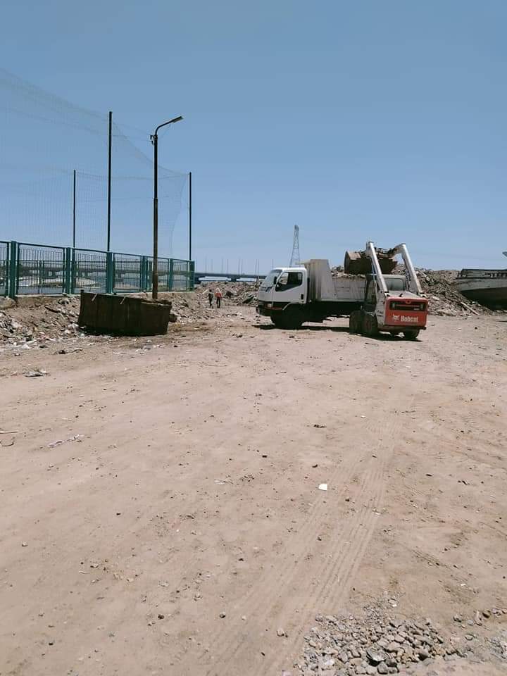 رفع مخلفات الرمال من كورنيش مصيف بلطيم