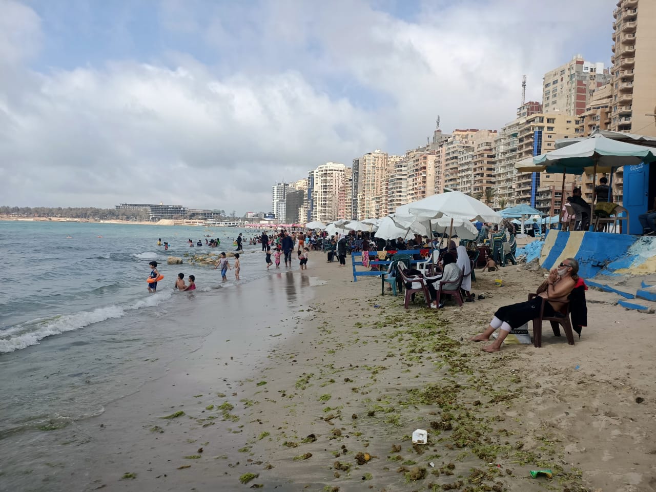 أهالي الإسكندرية يهربون من حرارة الجو إلى شواطئ البحر | صور 